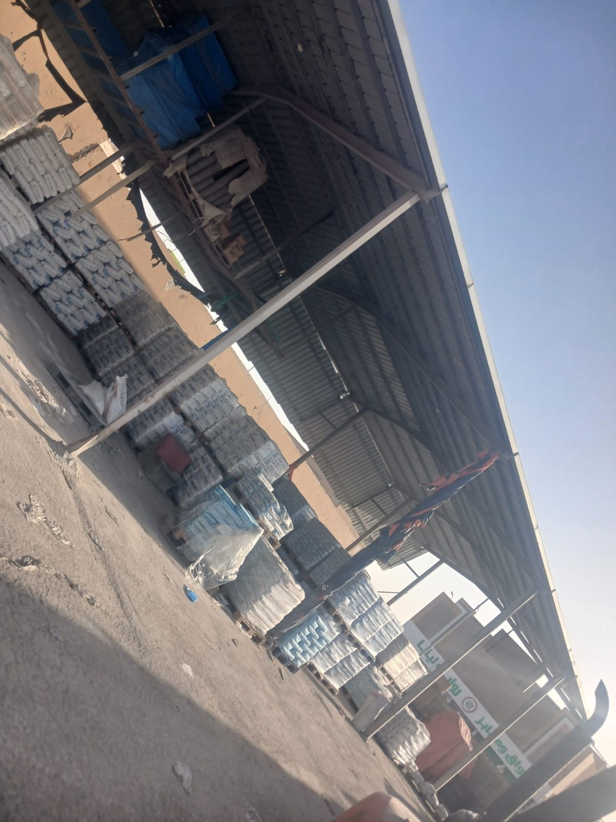 مواد البناء مكدسة ومرتبة داخل مستودع مبسط امجاد